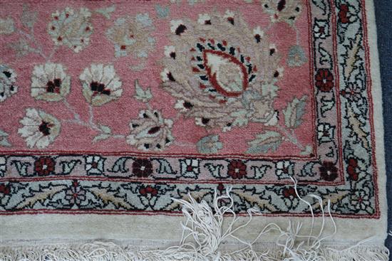 An ivory ground carpet 320cm x 243cm